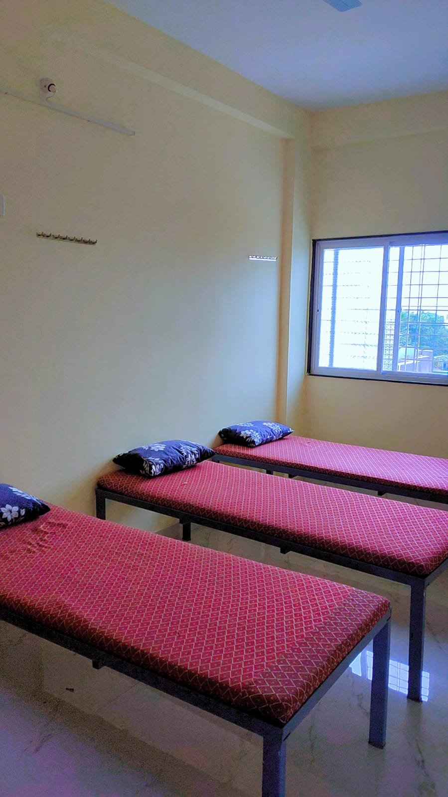 हवेशीर व प्रशस्त खोली